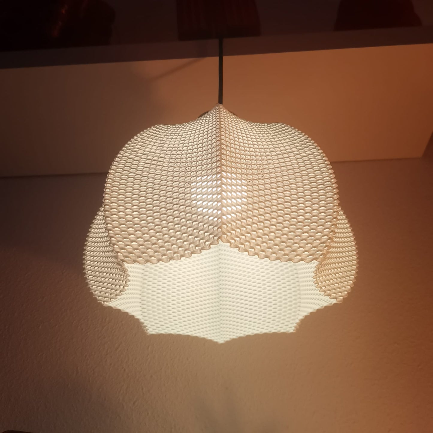 Aurora Veil – Lámpara Contemporánea con Luz Ambiental